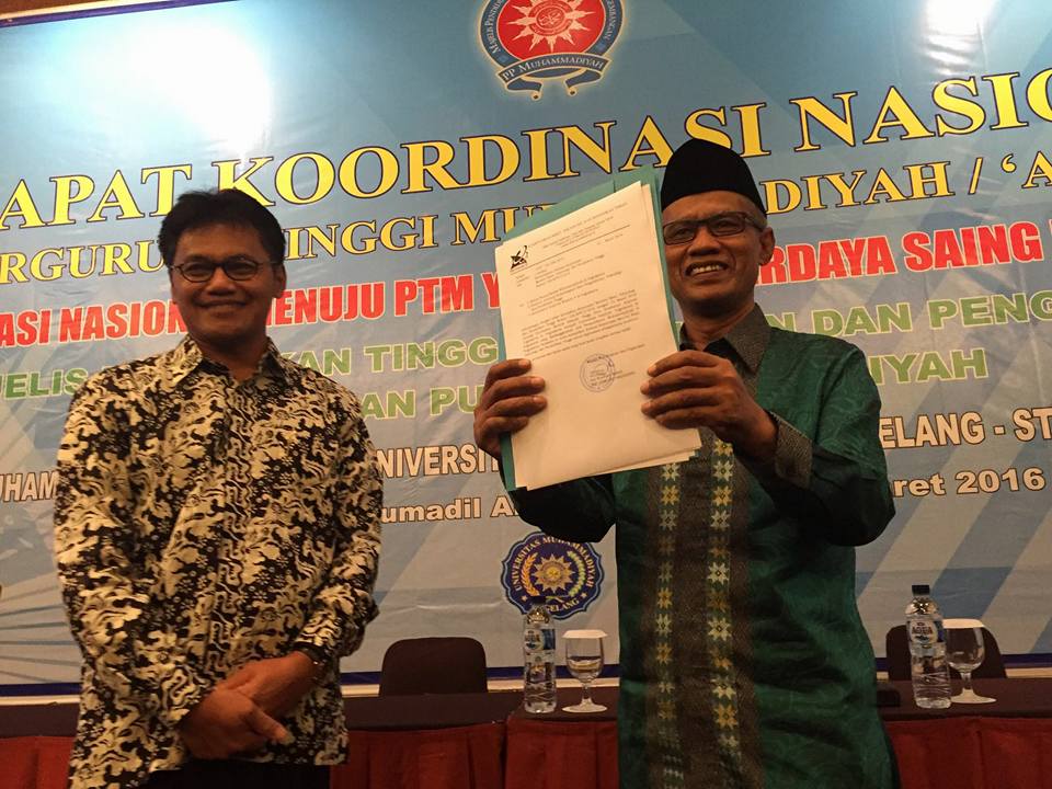 Ketua PP Muhammadiyah, Haedar Nashir menunjukkan SK Universitas ‘Aisyiyah Yogyakarta kepada peserta Rakor.