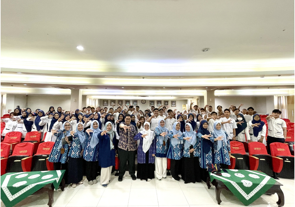 Program Studi Fisioterapi melaksanakan kegiatan Kepaniteraan Umum (PANUM) bagi mahasiswa Program Pendidikan Profesi Fisioterapis yang dimulai pada 18 Februari 2026. Kegiatan ini menjadi tahap penting dalam mempersiapkan mahasiswa sebelum terjun langsung ke lahan praktik klinik. Sebanyak 91 mahasiswa profesi fisioterapis mengikuti PANUM sebagai bagian dari pembekalan akademik, profesional, dan etika praktik. Melalui kegiatan ini, mahasiswa dibekali penguatan kompetensi klinis, penyegaran standar prosedur pelayanan, komunikasi profesional, serta kesiapan mental dan sikap sebagai calon fisioterapis yang humanis dan adaptif. PANUM tidak hanya menjadi agenda administratif, tetapi juga momentum pembentukan karakter profesional. Mahasiswa diarahkan untuk mampu mengintegrasikan clinical reasoning, pendekatan berbasis evidence-based practice, serta pelayanan yang berorientasi pada keselamatan pasien dan kualitas hidup. Setelah menyelesaikan rangkaian PANUM, para mahasiswa akan ditempatkan di berbagai lahan praktik yang tersebar di Pulau Jawa, Balikpapan, dan Bali. Penempatan lintas wilayah ini memberikan pengalaman klinik yang beragam, memperkaya wawasan pelayanan kesehatan di berbagai setting rumah sakit dan fasilitas rehabilitasi. Dengan semangat “Be the Movement Specialist”, Prodi Fisioterapi berkomitmen mencetak fisioterapis profesional yang siap menjawab tantangan kesehatan nasional melalui pelayanan rehabilitasi yang kompeten, humanis, dan berkemajuan. Sebanyak 91 calon fisioterapis kini siap melangkah, mengabdi, dan menghadirkan layanan terbaik bagi masyarakat Indonesia.